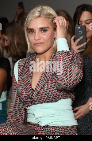 Tiger Lilly Taylor sur le banc avant pendant la Marta Jakubowski Automne/Hiver 2019 London Fashion Week show à BFC, dossiers de Londres. Banque D'Images