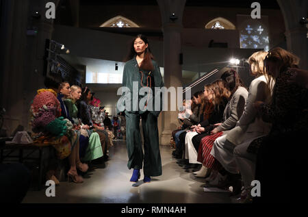 Modèles sur le podium lors de la Jamie Wei Huang Automne/Hiver 2019 London Fashion Week show at the Garden Museum de Londres. Banque D'Images