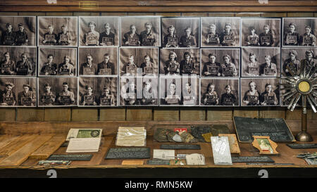 Photos de prisonniers de guerre au camp allemand, emprisonné à la suite du soulèvement de 1944, Musée de l'Insurrection de Varsovie à Varsovie, Pologne Banque D'Images