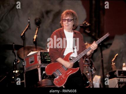 Le bassiste Bill Wyman, anciennement de The Rolling Stones, est montré sur scène pendant un concert 'live' avec son groupe solo. Banque D'Images