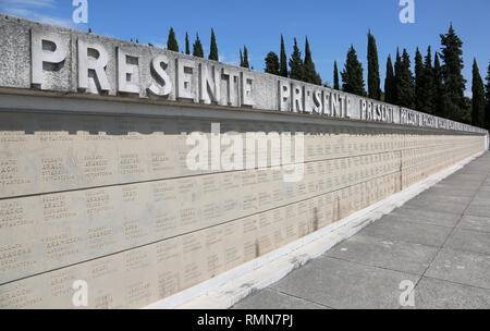 Redipuglia, rendez-vous, de l'Italie - le 3 juin 2017 : grand monument commémoratif de la Première Guerre mondiale avec texte PRESENTE que signifie présenter en langue italienne Banque D'Images