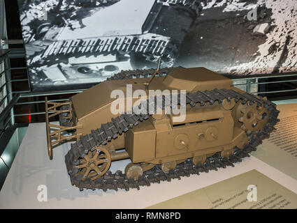 Goliath, contrôlés à distance allemand la chenille, la mine d'un suivi, de démolition, de véhicules utilisés dans les combats de rue en 1944, Musée de l'Insurrection de Varsovie, Varsovie, Pologne Banque D'Images