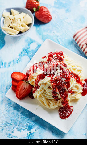 Spaghettis à la crème glacée dessert avec garniture de fruits fraise sucrée Banque D'Images