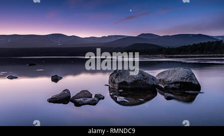 La première lumière sur le Loch Morlich dans le parc national de Cairngorm dans les Highlands écossais Banque D'Images