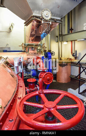 Réservoirs de distillerie traditionnelle de Tobermory Distillery, Ledaig, Tobermory, Isle of Mull, Inner Hebrides, Argyll et Bute, Écosse, Royaume-Uni Banque D'Images