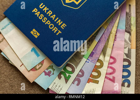 Passeport ukrainien et de l'argent, l'Ukrainien hryvna billets factures à copie espace arrière-plan, Vue de dessus. Problèmes de finances et de voyage concept. Banque D'Images