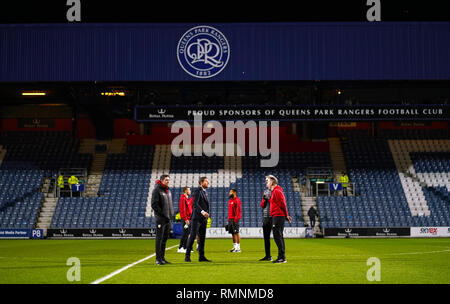 Watford manager Javi Gracia (centre) inspecte le picth en avant de la Unis FA Cup cinquième ronde match à Loftus Road, London. Banque D'Images