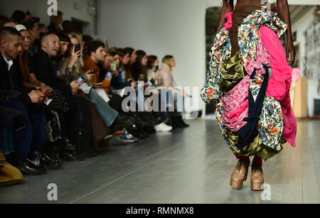 Modèles sur le podium lors de la Matty Bovan Automne/Hiver 2019 London Fashion Week show à Espace BFC. Banque D'Images