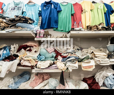 Vêtements d'occasion en magasin de charité en Espagne Banque D'Images