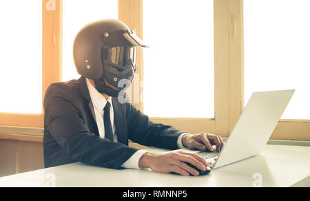 L'Intelligence Artificielle IA Vintage Businessman Concept cliquez sur Souris et en saisissant l'ordinateur portable. L'Intelligence Artificielle IA concept. L'innovation pour elle et techno Banque D'Images