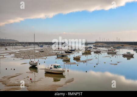 Port de plaisance à marée basse, matin, l'éclairage, Jard sur Mer, Vendée, France. Banque D'Images