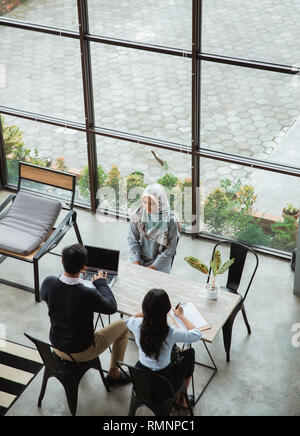 Vue de dessus de femme avec hijab appliquant un travail sur la journée de recrutement du bureau Banque D'Images
