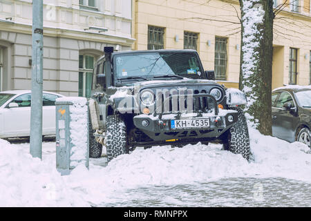 Riga, Lettonie. Jeep Wrangler, couleur noir, urban city street. La neige et le temps froid. Février 2019 Photo de voyage. Banque D'Images