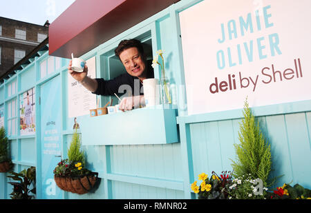 Jamie Oliver teste de nouvelles on-the-go gamme alimentaire à son plus petit eatery jusqu'à ce jour, une maison d'hébergement traditionnel cabmen à Russell Square, d'annoncer le lancement de Jamie Oliver deli par Shell, Londres. Chauffeurs et passants de la queue à un refuge pour cocher traditionnels à Russell Square, à test routier, la nouvelle gamme de Jamie Oliver deli par Shell. Le nouveau menu inclut des en-cas tels que fruits rouges Superfood Hot Pot, porridge, d'Œufs et Bacon Bean Pot chaud, méditerranéen & veggie rôti, un enveloppement à la ricotta fromage fumé et épicé salade sandwich au poulet chipotle de même qu'une nouvelle boîte de repas des enfants qui proposera un ry Banque D'Images