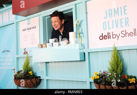 Jamie Oliver teste de nouvelles on-the-go gamme alimentaire à son plus petit eatery jusqu'à ce jour, une maison d'hébergement traditionnel cabmen à Russell Square, d'annoncer le lancement de Jamie Oliver deli par Shell, Londres. Chauffeurs et passants de la queue à un refuge pour cocher traditionnels à Russell Square, à test routier, la nouvelle gamme de Jamie Oliver deli par Shell. Le nouveau menu inclut des en-cas tels que fruits rouges Superfood Hot Pot, porridge, d'Œufs et Bacon Bean Pot chaud, méditerranéen & veggie rôti, un enveloppement à la ricotta fromage fumé et épicé salade sandwich au poulet chipotle de même qu'une nouvelle boîte de repas des enfants qui proposera un ry Banque D'Images