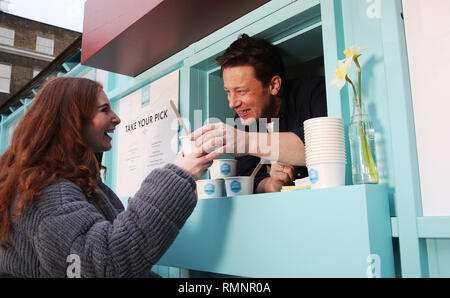 Jamie Oliver teste de nouvelles on-the-go gamme alimentaire à son plus petit eatery jusqu'à ce jour, une maison d'hébergement traditionnel cabmen à Russell Square, d'annoncer le lancement de Jamie Oliver deli par Shell, Londres. Chauffeurs et passants de la queue à un refuge pour cocher traditionnels à Russell Square, à test routier, la nouvelle gamme de Jamie Oliver deli par Shell. Le nouveau menu inclut des en-cas tels que fruits rouges Superfood Hot Pot, porridge, d'Œufs et Bacon Bean Pot chaud, méditerranéen & veggie rôti, un enveloppement à la ricotta fromage fumé et épicé salade sandwich au poulet chipotle de même qu'une nouvelle boîte de repas des enfants qui proposera un ry Banque D'Images