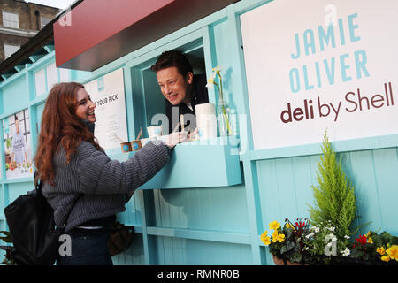 Jamie Oliver teste de nouvelles on-the-go gamme alimentaire à son plus petit eatery jusqu'à ce jour, une maison d'hébergement traditionnel cabmen à Russell Square, d'annoncer le lancement de Jamie Oliver deli par Shell, Londres. Chauffeurs et passants de la queue à un refuge pour cocher traditionnels à Russell Square, à test routier, la nouvelle gamme de Jamie Oliver deli par Shell. Le nouveau menu inclut des en-cas tels que fruits rouges Superfood Hot Pot, porridge, d'Œufs et Bacon Bean Pot chaud, méditerranéen & veggie rôti, un enveloppement à la ricotta fromage fumé et épicé salade sandwich au poulet chipotle de même qu'une nouvelle boîte de repas des enfants qui proposera un ry Banque D'Images