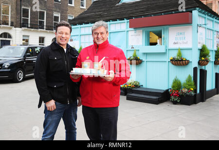 Jamie Oliver teste de nouvelles on-the-go gamme alimentaire avec Vice-président exécutif de Shell Istvan Kapitany au détail à son plus petit eatery jusqu'à ce jour, une maison d'hébergement traditionnel cabmen à Russell Square, d'annoncer le lancement de Jamie Oliver deli par Shell, Londres. Chauffeurs et passants de la queue à un refuge pour cocher traditionnels à Russell Square, à test routier, la nouvelle gamme de Jamie Oliver deli par Shell. Le nouveau menu inclut des en-cas tels que fruits rouges Superfood Hot Pot, porridge, d'Œufs et Bacon Bean Pot chaud, méditerranéen & veggie rôti, un enveloppement à la ricotta fromage fumé et épicé salade de poulet chipotle sa Banque D'Images