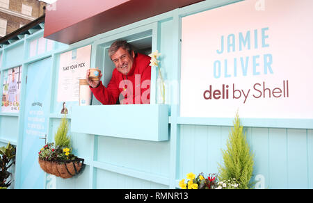 Jamie Oliver teste de nouvelles on-the-go gamme alimentaire avec Vice-président exécutif de Shell Istvan Kapitany au détail à son plus petit eatery jusqu'à ce jour, une maison d'hébergement traditionnel cabmen à Russell Square, d'annoncer le lancement de Jamie Oliver deli par Shell, Londres. Chauffeurs et passants de la queue à un refuge pour cocher traditionnels à Russell Square, à test routier, la nouvelle gamme de Jamie Oliver deli par Shell. Le nouveau menu inclut des en-cas tels que fruits rouges Superfood Hot Pot, porridge, d'Œufs et Bacon Bean Pot chaud, méditerranéen & veggie rôti, un enveloppement à la ricotta fromage fumé et épicé salade de poulet chipotle sa Banque D'Images