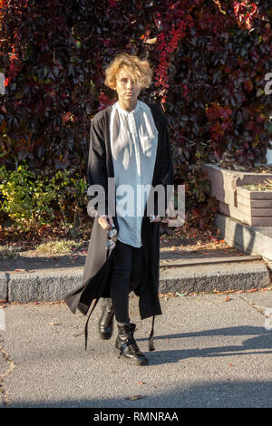 Cute blonde femme marche dans le parc Banque D'Images