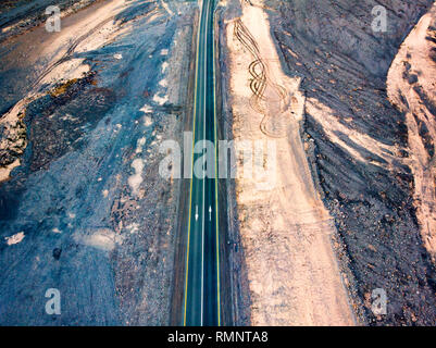 Route du désert entouré de rochers de grès vue aérienne Banque D'Images