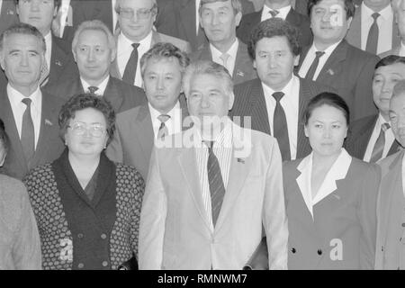 Moscou, URSS - 23 août 1991 : Torekulovich Aitmatovat auteur kirghize Chingiz est photographié parmi les députés du peuple kirghize de la session extraordinaire du Soviet suprême de députés du peuple de l'URSS Banque D'Images