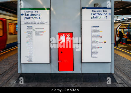 Londres, UK - Dec 12, 2019 - Londres Métro ligne route carte de lignes District et Piccadilly en direction de Hammersmith Banque D'Images