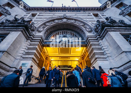 Londres, UK - Dec 12, 2019 : Les voyageurs passant par l'entrée de la gare de Waterloo à l'heure de pointe, l'un des plus grands de Londres Banque D'Images