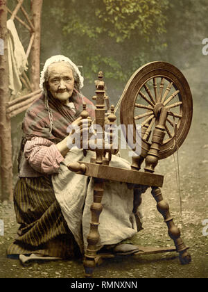 Impression photomécanique de vieux irlandais spinner femme et la roue tournante autour de 1900 dans le comté de Galway Irlande Banque D'Images