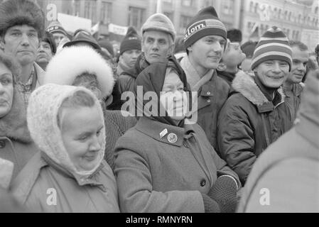 Moscou, URSS - 7 novembre 1990 : personnes prennent part au rallye fixés par l'Association de Moscou des électeurs, la Russie démocratique et mouvement de la plate-forme démocratique sans UCA. Banque D'Images