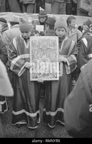 Moscou, URSS - 7 novembre 1990 : Deux jeunes hommes en soutanes hold icône orthodoxe russe au rally fixés par l'Association de Moscou des électeurs, la Russie démocratique et mouvement de la plate-forme démocratique sans UCA. Banque D'Images