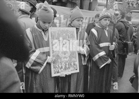 Moscou, URSS - 7 novembre 1990 : trois jeunes hommes en soutanes organiser les icônes orthodoxes russes au rally fixés par l'Association de Moscou des électeurs, la Russie démocratique et mouvement de la plate-forme démocratique sans UCA. Banque D'Images