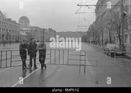 Moscou, URSS - 7 novembre 1990 : trois jeunes hommes se tenir par la clôture à rally fixés par l'Association de Moscou des électeurs, la Russie démocratique et mouvement de la plate-forme démocratique sans UCA. Banque D'Images