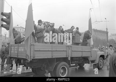 Moscou, URSS - 7 novembre 1990 : Les photographes et les cadreurs tournage sur le chariot à rally fixés par l'Association de Moscou des électeurs, la Russie démocratique et mouvement de la plate-forme démocratique sans UCA. Banque D'Images