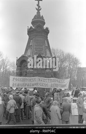 Moscou, URSS - 7 novembre 1990 : Les militants du Mouvement démocrate chrétien russe au rally fixés par les forces démocratiques près de Plevna chapelle. Texte du slogan : Mouvement chrétien démocrate russe. Banque D'Images