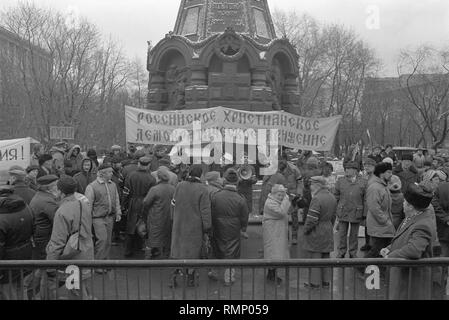 Moscou, URSS - 7 novembre 1990 : Les militants du Mouvement démocrate chrétien russe au rally fixés par les forces démocratiques près de Plevna chapelle. Texte du slogan : Mouvement chrétien démocrate russe. Banque D'Images