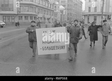 Moscou, URSS - 7 novembre 1990 : deux hommes mars avec slogan en russe "Non à la national bolchevisme à rally fixés par les forces démocratiques Banque D'Images