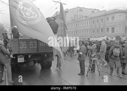 Moscou, URSS - 7 novembre 1990 : Rally fixés par l'Association de Moscou des électeurs, la Russie démocratique et mouvement de la plate-forme démocratique sans UCA. Texte sur le drapeau : Association de Moscou d'électeurs Banque D'Images