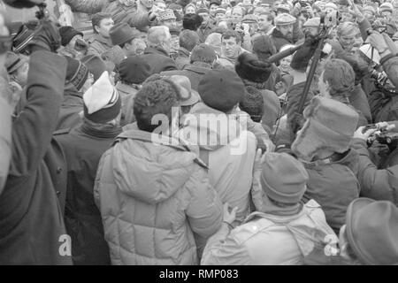 Moscou, URSS - 7 novembre 1990 : Rally fixés par l'Association de Moscou des électeurs, la Russie démocratique et mouvement de la plate-forme démocratique sans UCA. Boris Eltsin entouré par la foule de partisans. Banque D'Images