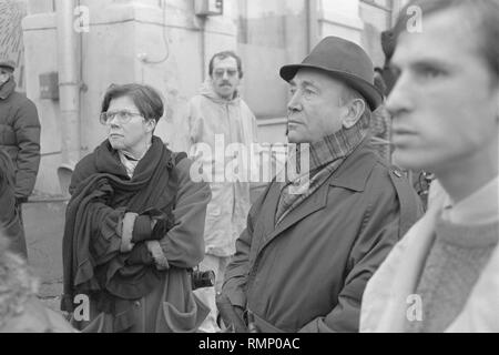 Moscou, URSS - 7 novembre 1990 : l'écrivain soviétique, journaliste et politicien Iouri Dmitrievich Chernichenko au rassemblement organisé par les forces democtratic Banque D'Images