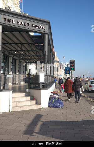 Brighton, Angleterre le 15 février 2019. Le lit de sans-abri en font de restaurant. Banque D'Images