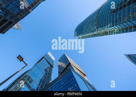 Vue perspective de bas en haut sur les gratte-ciel du quartier des affaires Banque D'Images