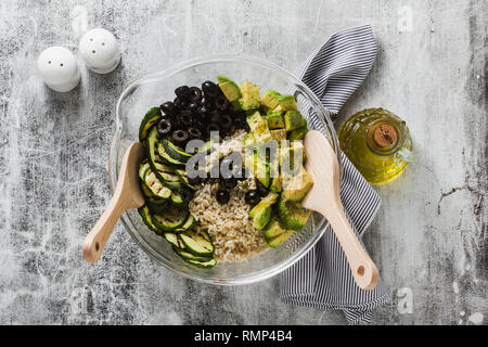 Avec salade de riz aux courgettes, avocat, olives et câpres. printemps été saine cuisine végétalienne recette pour l'ensemble de la famille ou d'un parti Banque D'Images