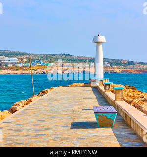 Front de mer avec une petite plage en Ayia Napa, Chypre Banque D'Images