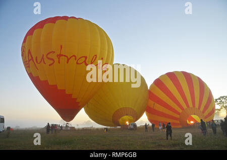 Gonflage des ballons à air chaud près de Nerang, Queensland Banque D'Images