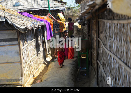 Des réfugiés rohingyas personnes marchant dans le camp de réfugiés en Balukhali Ukhia, Cox's Bazar (Bangladesh). 02 Février, 2019 Banque D'Images