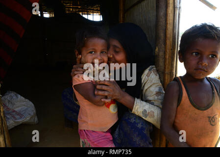 La mère et l'enfant de réfugiés rohingyas posent pour une photo devant leur maison dans le camp de réfugiés en Balukhali Ukhia, Cox's Bazar (Bangladesh). Le Février Banque D'Images