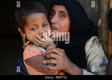 La mère et l'enfant de réfugiés rohingyas posent pour une photo devant leur maison dans le camp de réfugiés en Balukhali Ukhia, Cox's Bazar (Bangladesh). Le Février Banque D'Images