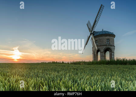 Moulin à Vent de Chesterton près de Leamington Spa, Warwickshire, en Angleterre, au coucher du soleil sur un soir d'été Banque D'Images