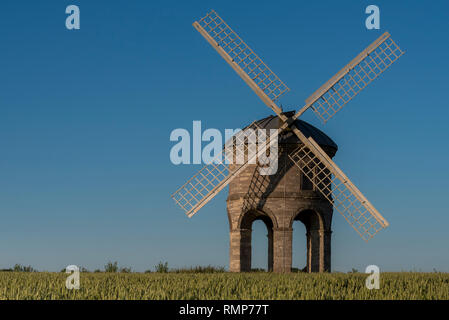 Moulin à Vent de Chesterton près de Leamington Spa, Warwickshire, en Angleterre. Le moulin est situé au milieu d'un champ de blé Banque D'Images